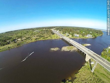 Foto aérea del puente de la ruta Interbalnearia sobre el arroyo Pando. El Pinar, Neptunia y Pinamar - Departamento de Canelones - URUGUAY. Foto No. 61346