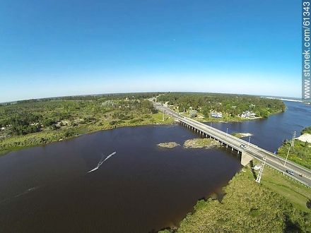 Foto aérea del puente de la ruta Interbalnearia sobre el arroyo Pando. El Pinar, Neptunia y Pinamar - Departamento de Canelones - URUGUAY. Foto No. 61343