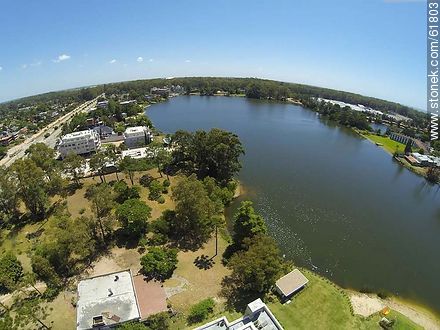 Vista aérea de un lago de Carrasco - Departamento de Canelones - URUGUAY. Foto No. 61803