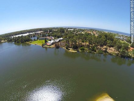 Vista aérea de un lago de Carrasco - Departamento de Canelones - URUGUAY. Foto No. 61805