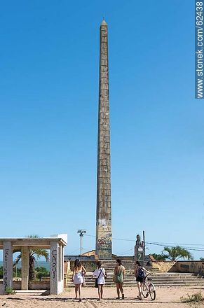 Obelisk and bust Artigas - Department of Canelones - URUGUAY. Photo #62438
