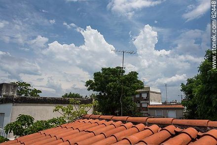 Variedad de nubes sobre techo de tejas curvas -  - IMÁGENES VARIAS. Foto No. 62448