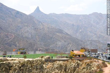 Estadio de fútbol al pie de las montañas - Bolivia - Otros AMÉRICA del SUR. Foto No. 62603