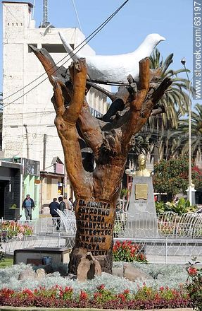 Tree with white dove carved in wood - Perú - Others in SOUTH AMERICA. Photo #63197