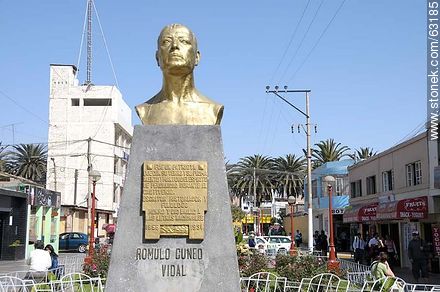 Bust of writer Romulo Cuneo Vidal in Passage Vigil  - Perú - Others in SOUTH AMERICA. Photo #63185
