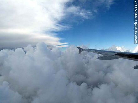 Formación de nubes de tormenta tomada desde un avión -  - IMÁGENES VARIAS. Foto No. 63315