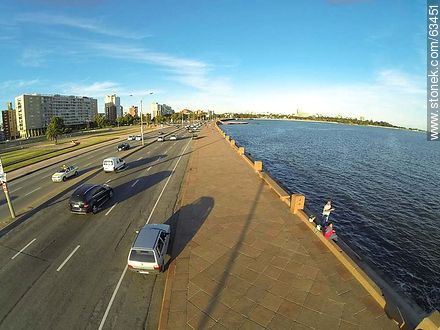 Vista aérea de la Rambla Argentina en el Barrio Sur sobre el Río de la Plata - Departamento de Montevideo - URUGUAY. Foto No. 63451