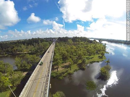Foto aérea del puente en Ruta 5 sobre el Río Negro. Vista hacia Tacuarembó - Departamento de Tacuarembó - URUGUAY. Foto No. 63593