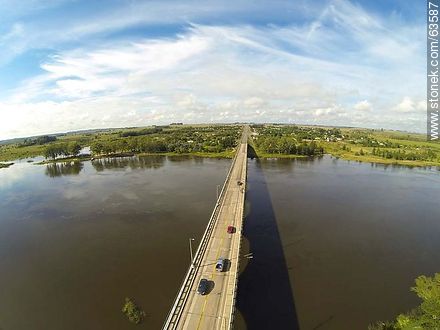 Foto aérea del puente en Ruta 5 sobre el Río Negro. Vista hacia Durazno. Límite departamental - Departamento de Durazno - URUGUAY. Foto No. 63587