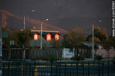 Ventanas iluminadas por el sol al atardecer - Chile - Otros AMÉRICA del SUR. Foto No. 63981