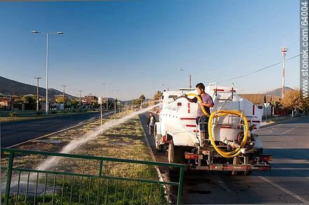 Camión cisterna regando el cantero central de la calle Condell - Chile - Otros AMÉRICA del SUR. Foto No. 64004