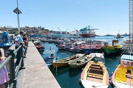 Port of Valparaíso. Pier and barges - Chile - Others in SOUTH AMERICA. Photo #64024