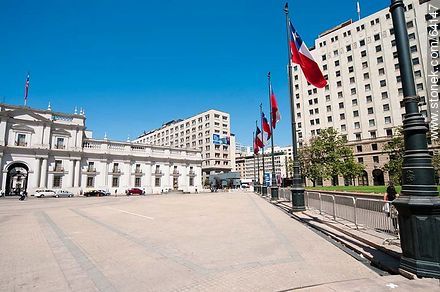 Palacio de la Moneda. Fila de banderas chilenas - Chile - Otros AMÉRICA del SUR. Foto No. 64147