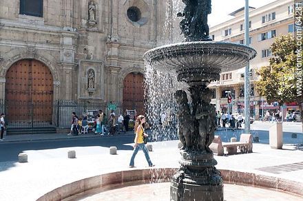 Fountain in front of the Santo Domingo Church - Chile - Others in SOUTH AMERICA. Photo #64281