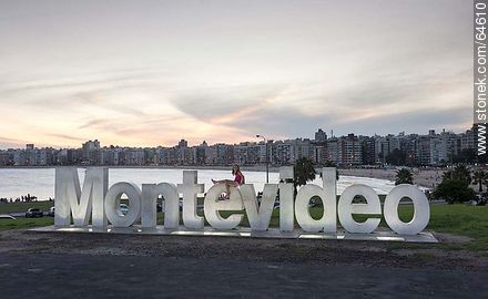 Letras de Montevideo con vista a la playa Pocitos - Departamento de Montevideo - URUGUAY. Foto No. 64610