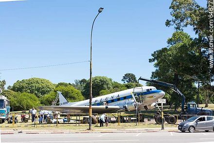 Restauración de un avión Boeing DC-3 de Pluna - Departamento de Montevideo - URUGUAY. Foto No. 64677