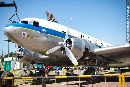 Restauración de un avión Boeing DC-3 de Pluna - Departamento de Montevideo - URUGUAY. Foto No. 64655