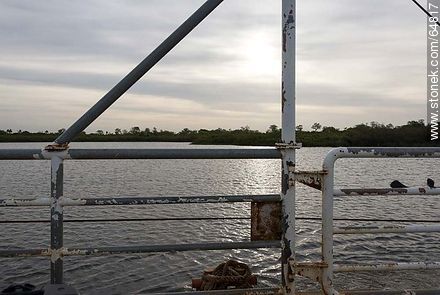 Cruce en balsa del arroyo Parao, afluente del Río Cebollatí - Departamento de Treinta y Tres - URUGUAY. Foto No. 64817