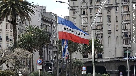 Banderas nacionales en la plaza Independencia - Departamento de Montevideo - URUGUAY. Foto No. 64869