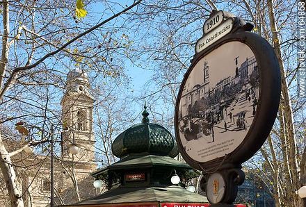 Antiguos cartel y kiosco con el fondo de la Catedral Metropolitana - Departamento de Montevideo - URUGUAY. Foto No. 64858