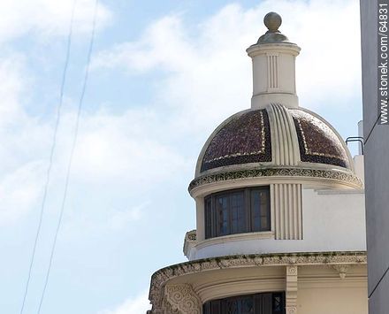 Dome of a building on the corner of Misiones and Rincón streets - Department of Montevideo - URUGUAY. Photo #64831