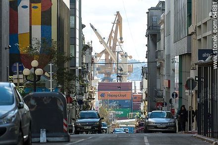 La calle Treinta y Tres con vista al puerto - Departamento de Montevideo - URUGUAY. Foto No. 64881