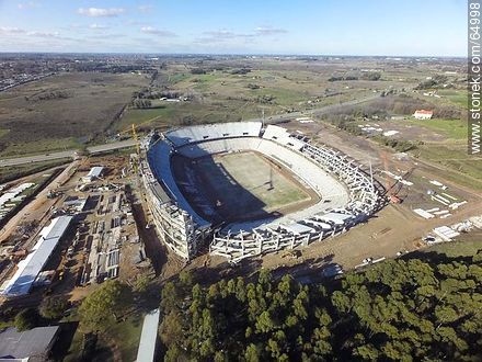 Foto aérea del avance de obra de construcción del estadio del Club A. Peñarol al 15 de agosto de 2015 - Departamento de Montevideo - URUGUAY. Foto No. 64998