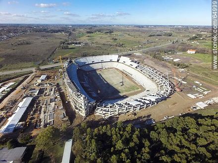 Foto aérea del avance de obra de construcción del estadio del Club A. Peñarol al 15 de agosto de 2015 -  - URUGUAY. Foto No. 64999