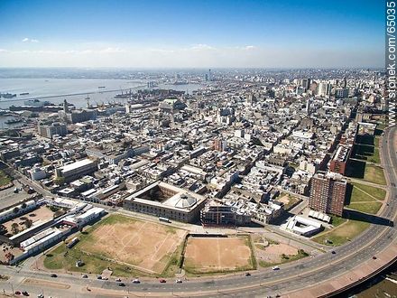 Foto aérea de un sector de la Ciudad Vieja - Departamento de Montevideo - URUGUAY. Foto No. 65035