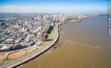 Foto aérea de un sector de la Ciudad Vieja. Ramblas Francia y Gran Bretaña - Departamento de Montevideo - URUGUAY. Foto No. 65038