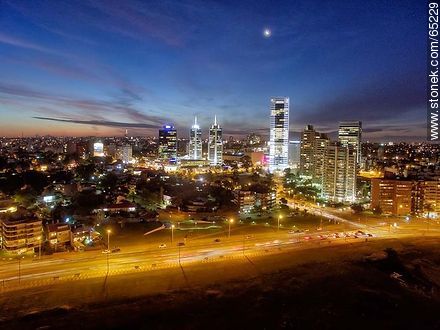 Foto aérea nocturna de la rambla Armenia, edificios y torres - Departamento de Montevideo - URUGUAY. Foto No. 65229
