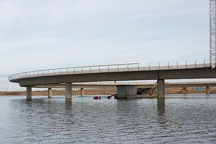 Etapa final de la construcción del puente sobre la laguna Garzón - Departamento de Rocha - URUGUAY. Foto No. 65265