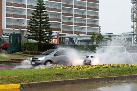 Automóviles circulando por la rambla inundada - Punta del Este y balnearios cercanos - URUGUAY. Foto No. 65297