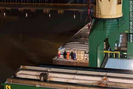 Descarga de buque en la noche - Departamento de Colonia - URUGUAY. Foto No. 65458