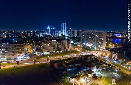 Vista aérea nocturna de la rambla y Luis Alberto de Herrera. World Trade Center - Departamento de Montevideo - URUGUAY. Foto No. 65580