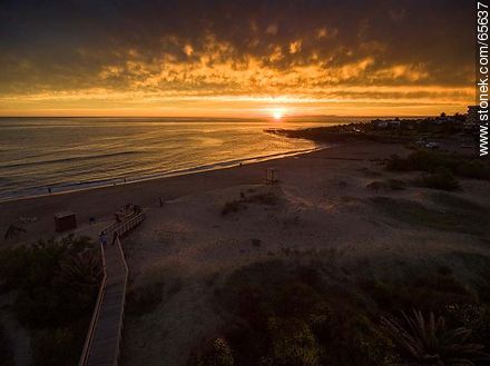 Vista aérea de un atardecer en playa San Francisco - Departamento de Maldonado - URUGUAY. Foto No. 65637