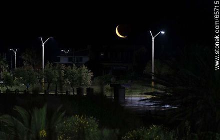 Luna en cuarto creciente asomando en la noche - Departamento de Maldonado - URUGUAY. Foto No. 65715
