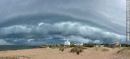 Nubes de tormenta en la playa - Departamento de Maldonado - URUGUAY. Foto No. 65730