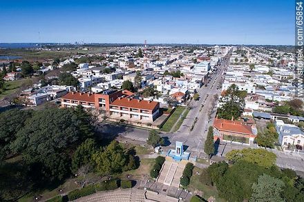Foto aérea de la Avenida 18 de Julio, hotel Fray Bentos y monumento al intendente Ruggia - Departamento de Río Negro - URUGUAY. Foto No. 65854