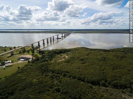 Vista aérea del puente Gral. San Martín entre Fray Bentos (UY) y Puerto Unzué (AR) - Departamento de Río Negro - URUGUAY. Foto No. 66060