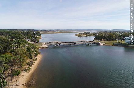 Foto aérea del arroyo Maldonado y su puente ondulante - Punta del Este y balnearios cercanos - URUGUAY. Foto No. 66152
