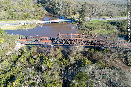 Vista aérea de los puentes ferroviario y carretero (ruta 78) sobre el arroyo de La Virgen, límite departamental de Florida y San José - Departamento de San José - URUGUAY. Foto No. 68358