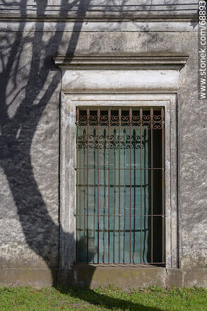 Barred window of an old house - Tacuarembo - URUGUAY. Photo #68893