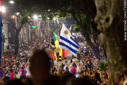 Llamadas 2018. Bandera uruguaya desfilando por la calle Isla de Flores - Departamento de Montevideo - URUGUAY. Foto No. 71090