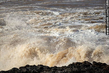 El mar rompiendo sobre las rocas en una sudestada - Departamento de Maldonado - URUGUAY. Foto No. 71247