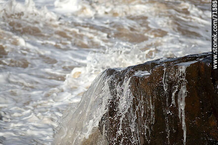 El mar rompiendo y fluyendo sobre las rocas en una sudestada - Departamento de Maldonado - URUGUAY. Foto No. 71256