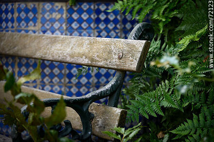 Banco de descanso al lado de un aljibe revestido de azulejos -  - IMÁGENES VARIAS. Foto No. 72123