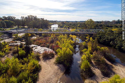 Vista aérea del puente del acceso a la capital cruzando el río Santa Lucía en otoño - Departamento de Florida - URUGUAY. Foto No. 72478