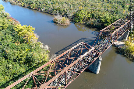 Vista aérea del puente ferroviario que cruza el río Santa Lucía en Florida - Departamento de Florida - URUGUAY. Foto No. 72523