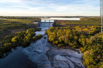 Aerial view upstream of the dam and its embayment. - Department of Florida - URUGUAY. Photo #72581